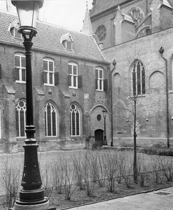 405033 Gezicht op de westelijke hoek van de kloosterhof van het Catharijneconvent (museum Van Speeldoos tot Pierement, ...